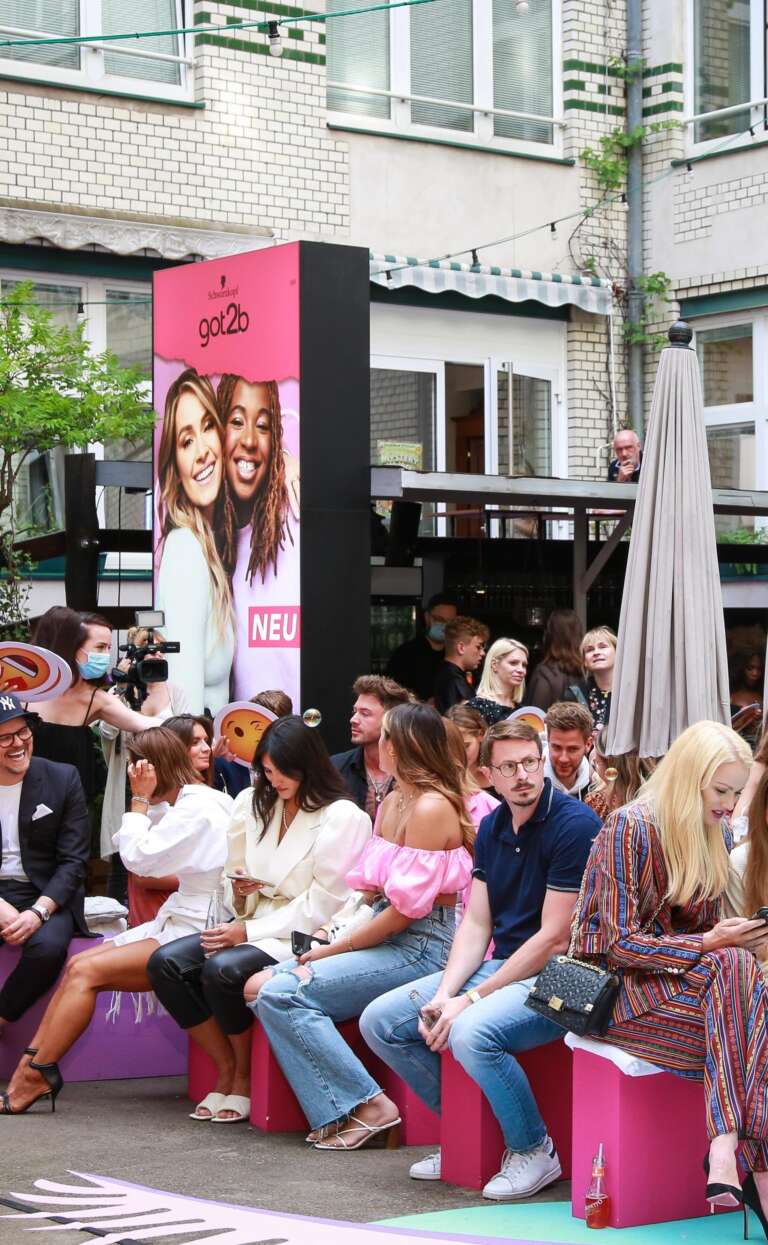 Public assis devant un écran géant got2b en attente du show.