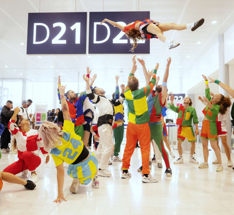 Performance dansée haute en couleur dans un terminal d’aéroport
