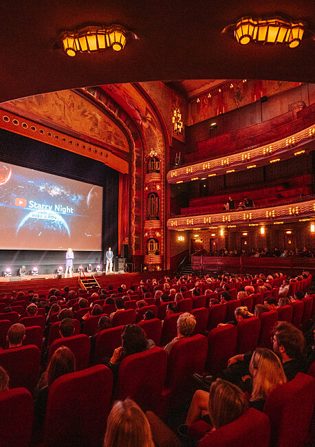 Projection privée dans un théâtre à l’ambiance feutrée, favorisant l’expérience et la reconnaissance des collaborateurs
