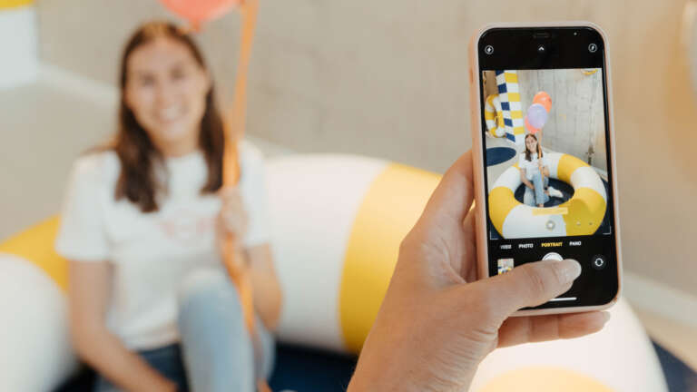 Enfant photographiée avec des ballons colorés lors d’une activation joyeuse et familiale