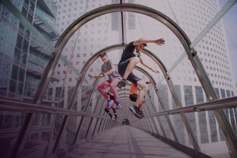Jeunes réalisant une figure acrobatique dans un tunnel urbain, incarnant l’énergie des activations de rue
